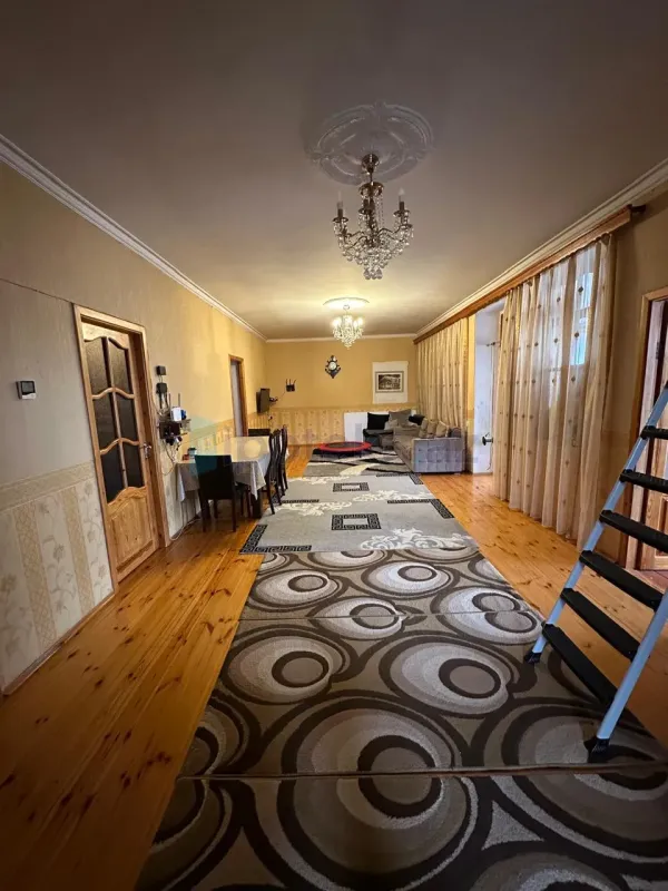 Satılır 7 otaqlı həyət evi 240 m²