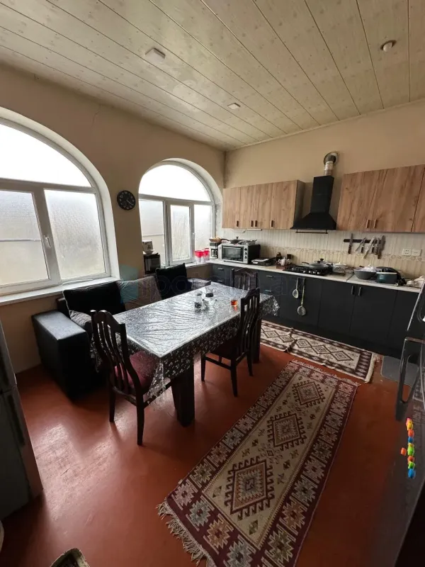 Satılır 7 otaqlı həyət evi 240 m²