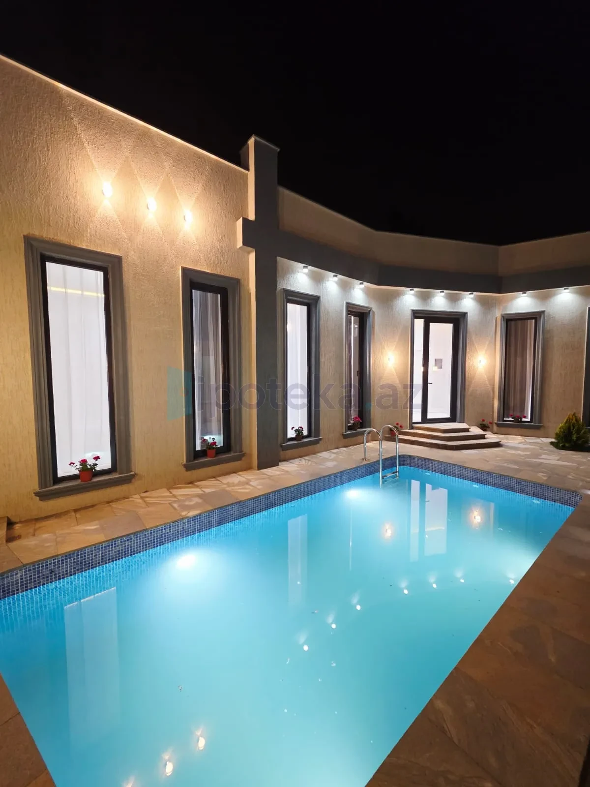 Satılır 4 otaqlı mənzil 145 m²