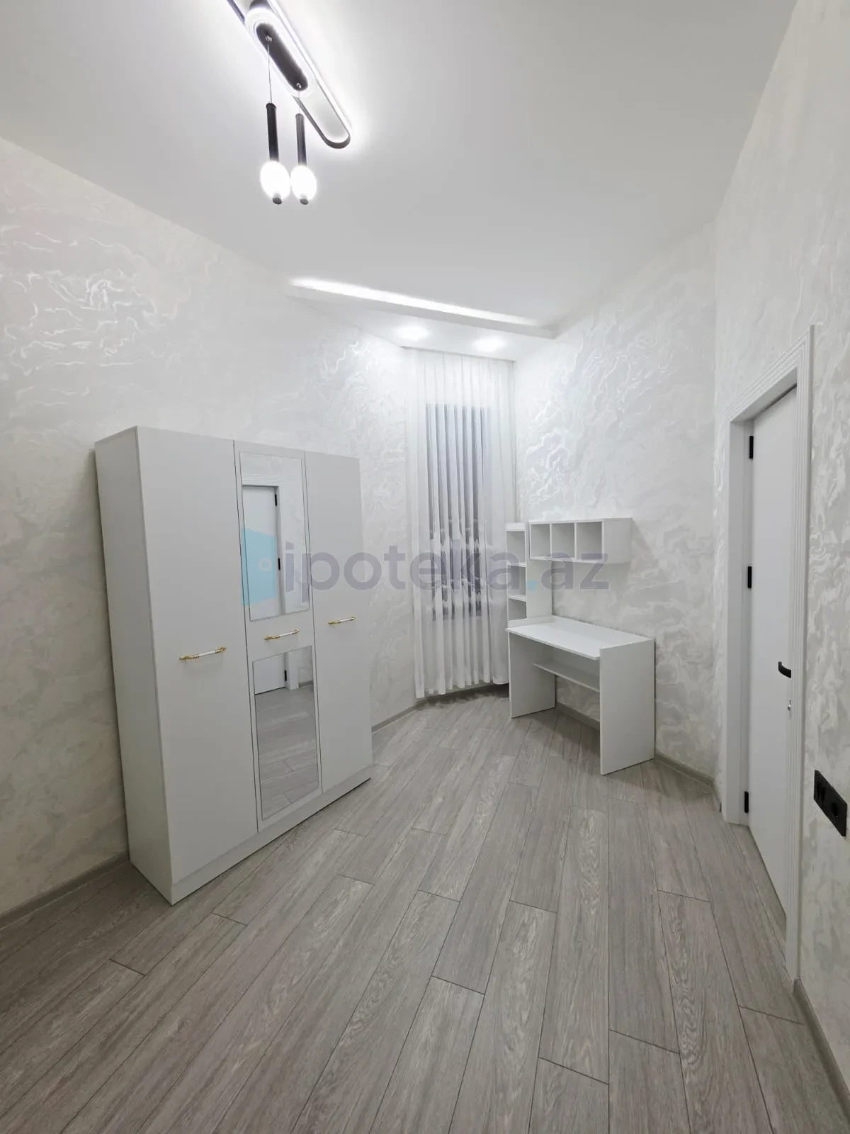 Satılır 4 otaqlı mənzil 145 m²