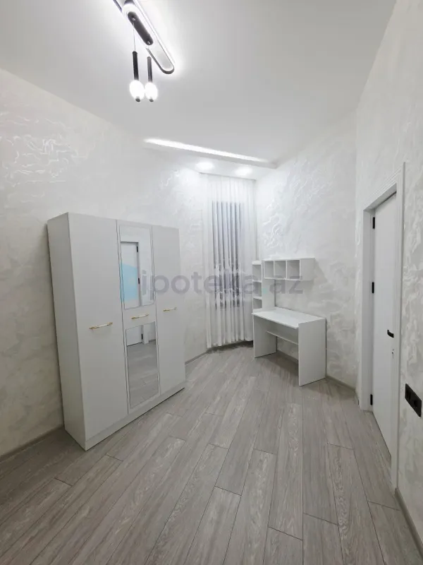 Satılır 4 otaqlı mənzil 145 m²