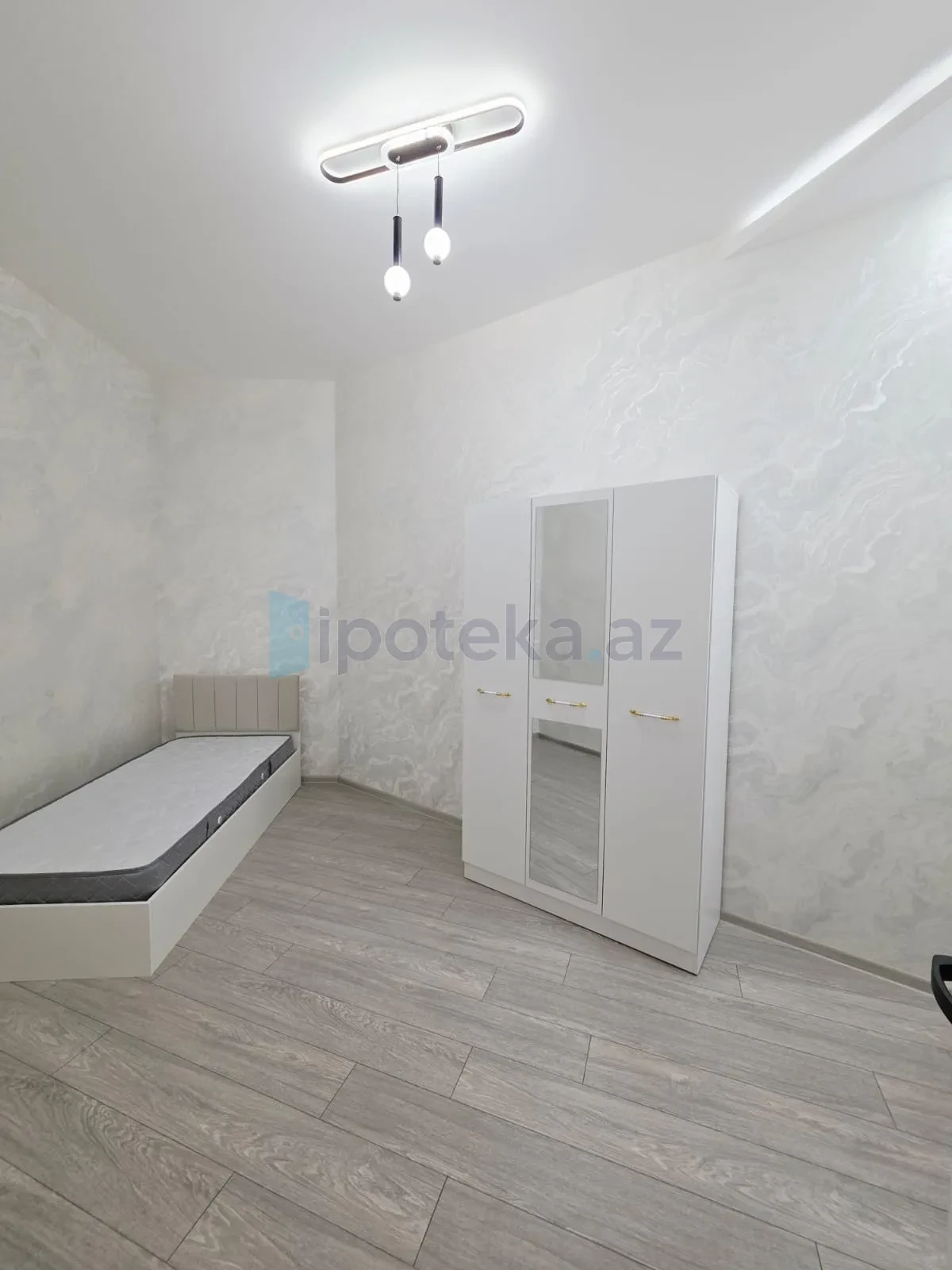 Satılır 4 otaqlı mənzil 145 m²