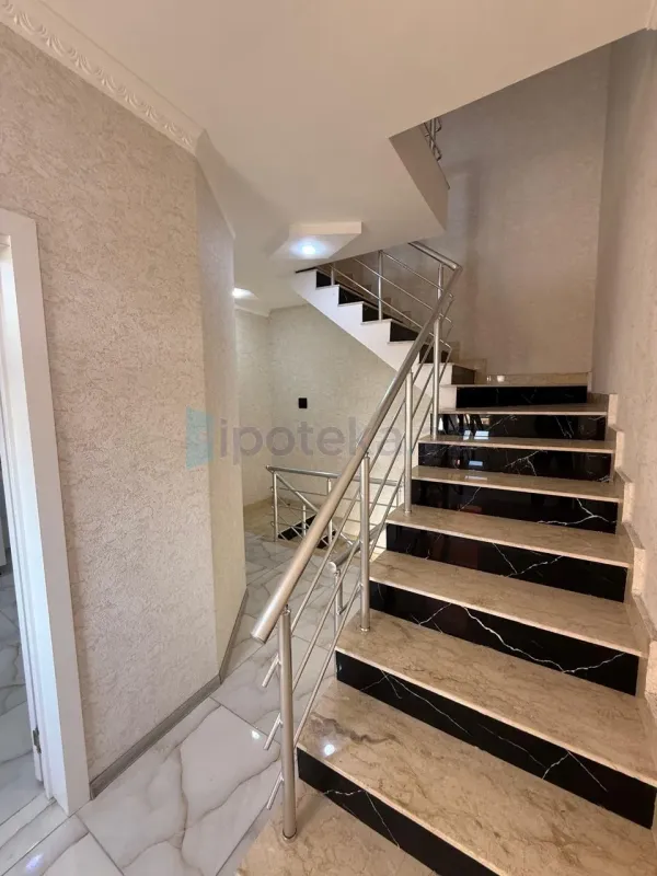Satılır 4 otaqlı həyət evi 200 m²