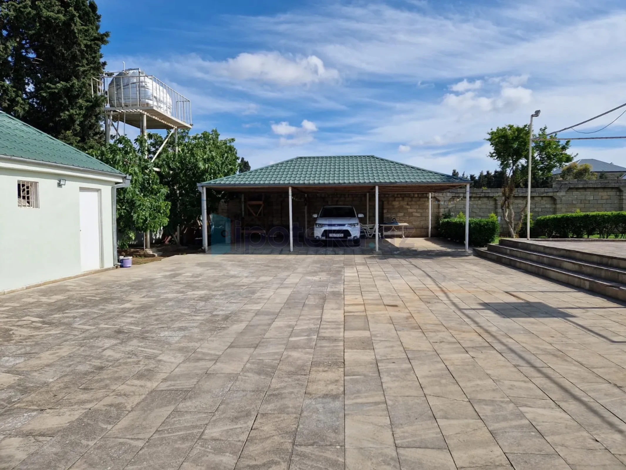 Satılır 4 otaqlı mənzil 150 m²