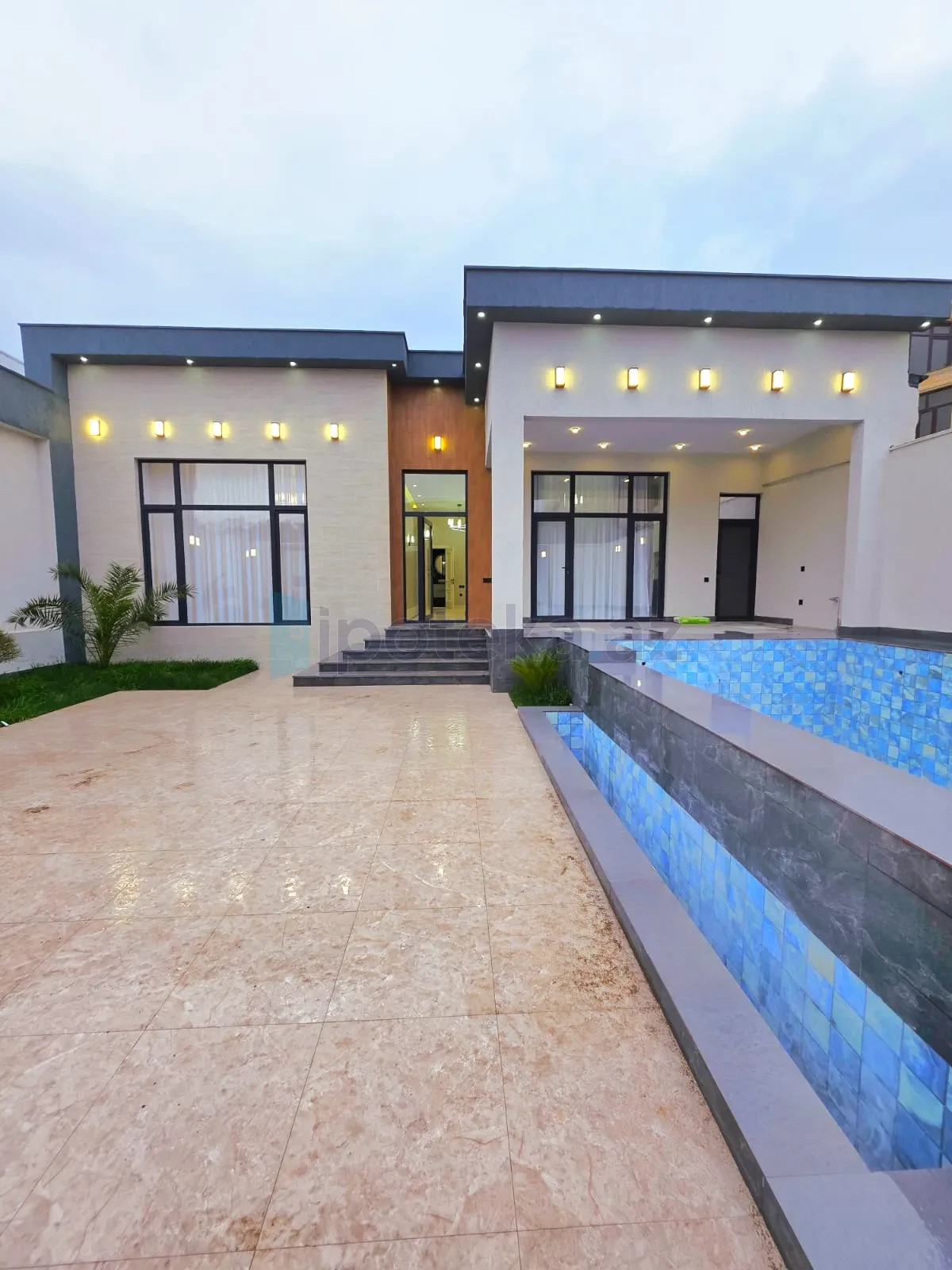 Satılır 4 otaqlı mənzil 192 m²