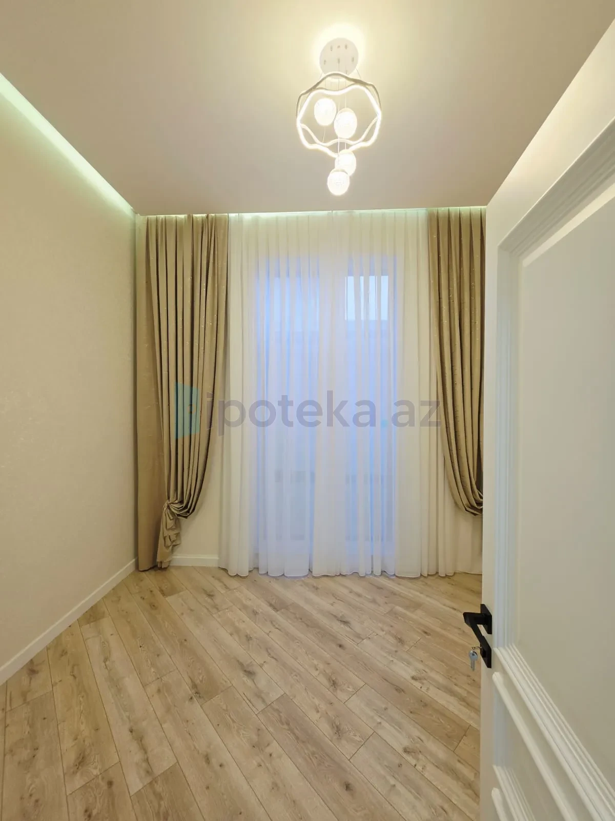 Satılır 4 otaqlı mənzil 192 m²