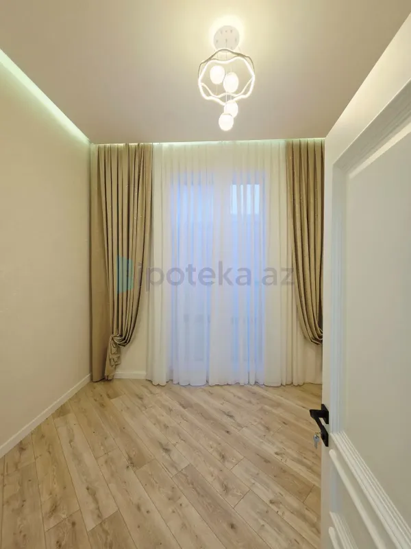 Satılır 4 otaqlı mənzil 192 m²