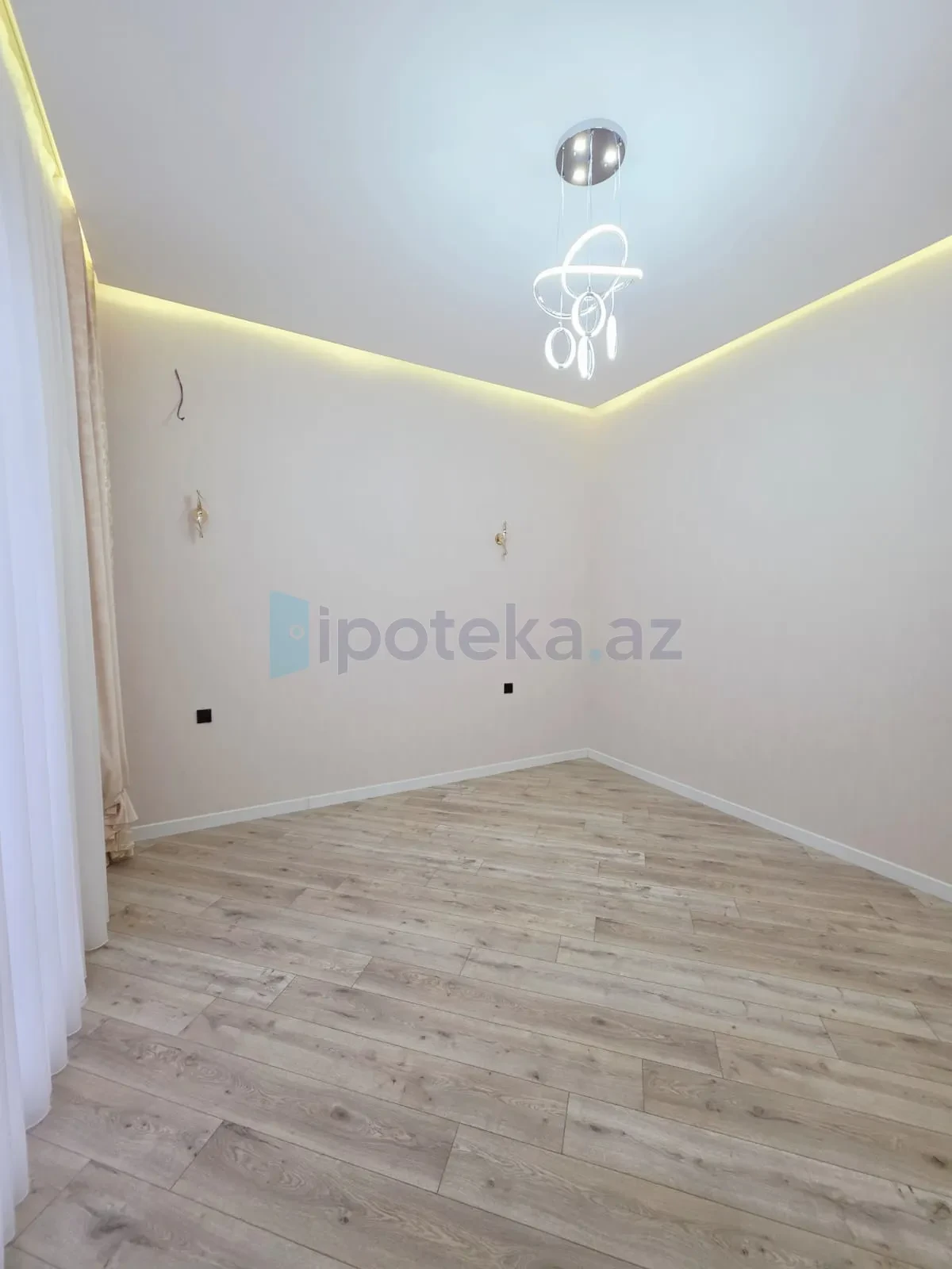 Satılır 4 otaqlı mənzil 192 m²