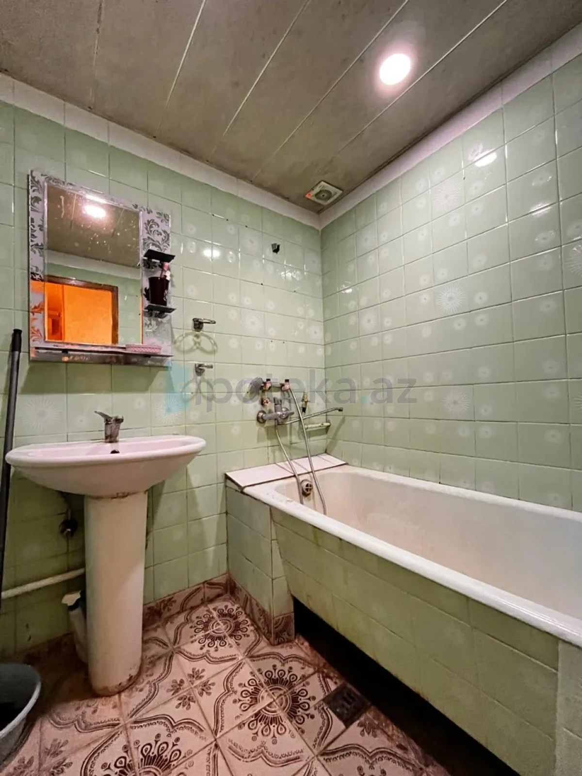 Satılır 2 otaqlı köhnə tikili 62 m²