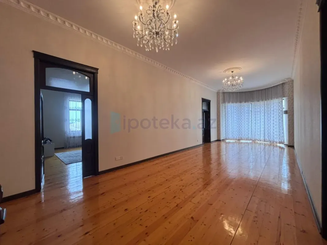Satılır 7 otaqlı mənzil 260 m²