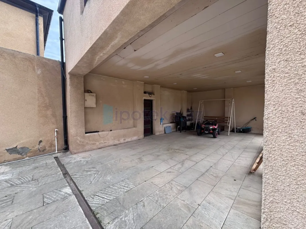 Satılır 7 otaqlı mənzil 260 m²