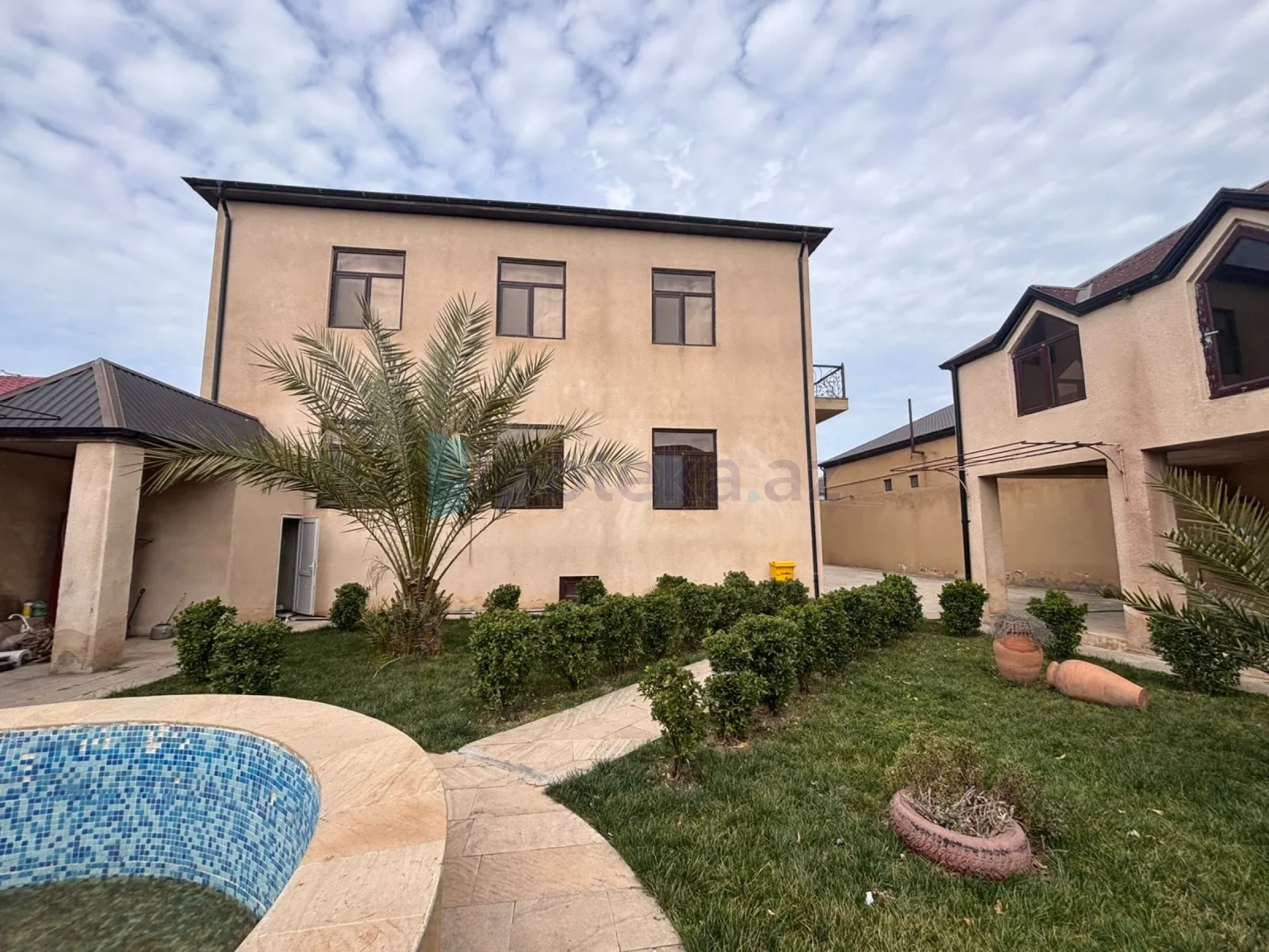 Satılır 7 otaqlı mənzil 260 m²