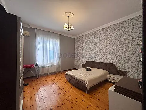 Satılır 7 otaqlı mənzil 260 m²