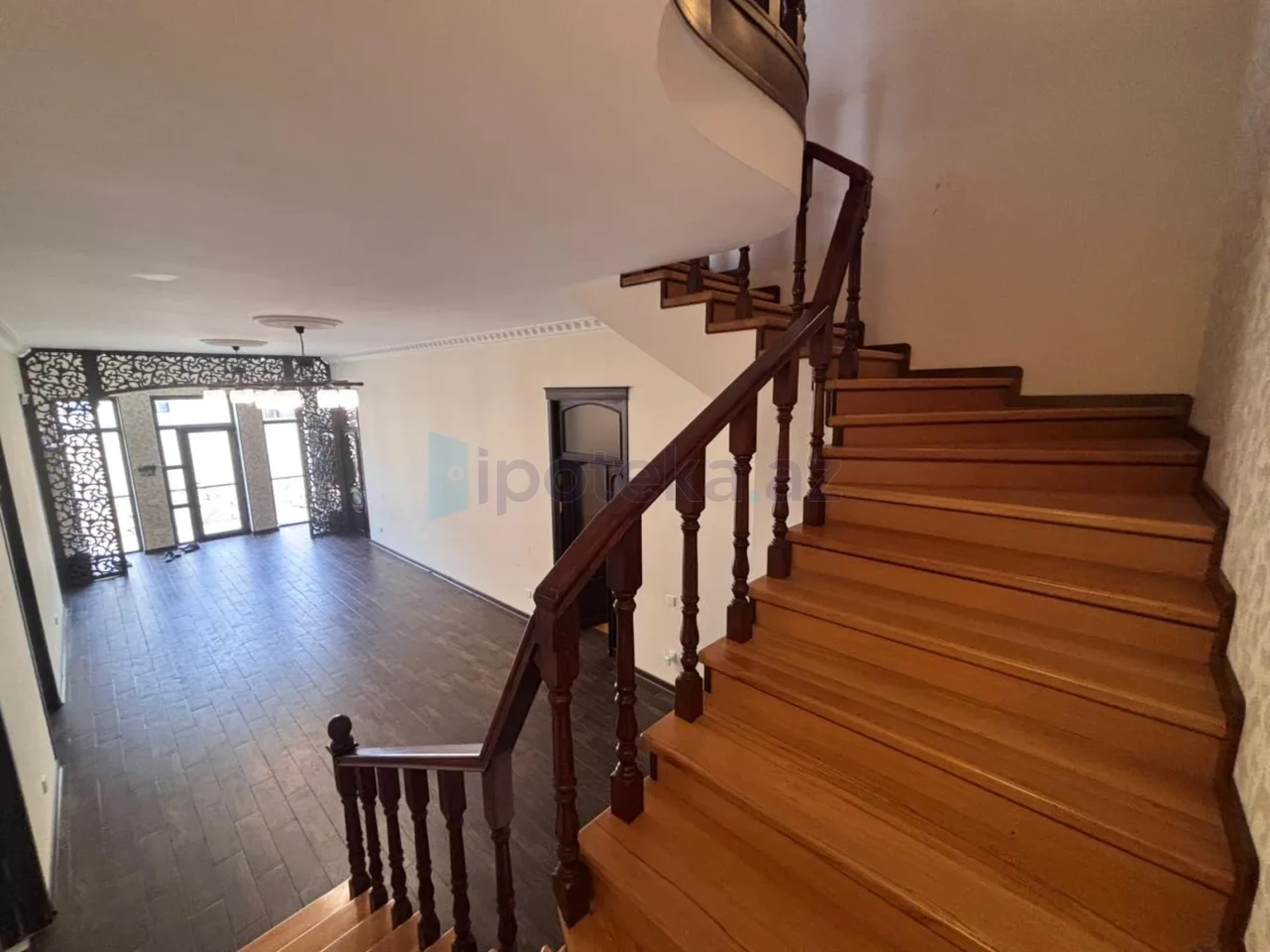 Satılır 7 otaqlı mənzil 260 m²