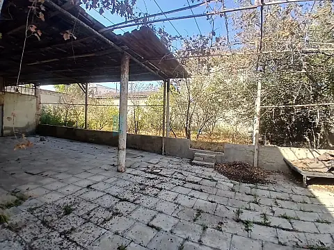 Satılır 5 otaqlı mənzil 300 m²