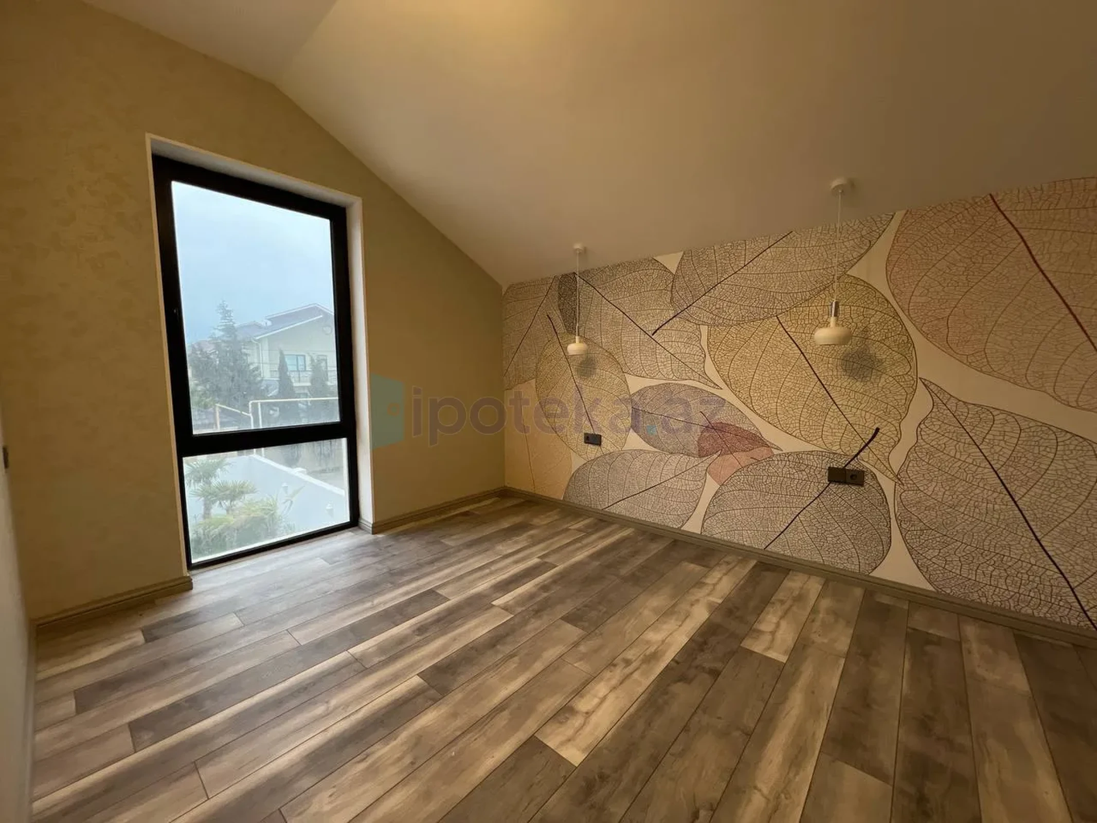 Satılır 5 otaqlı mənzil 180 m²