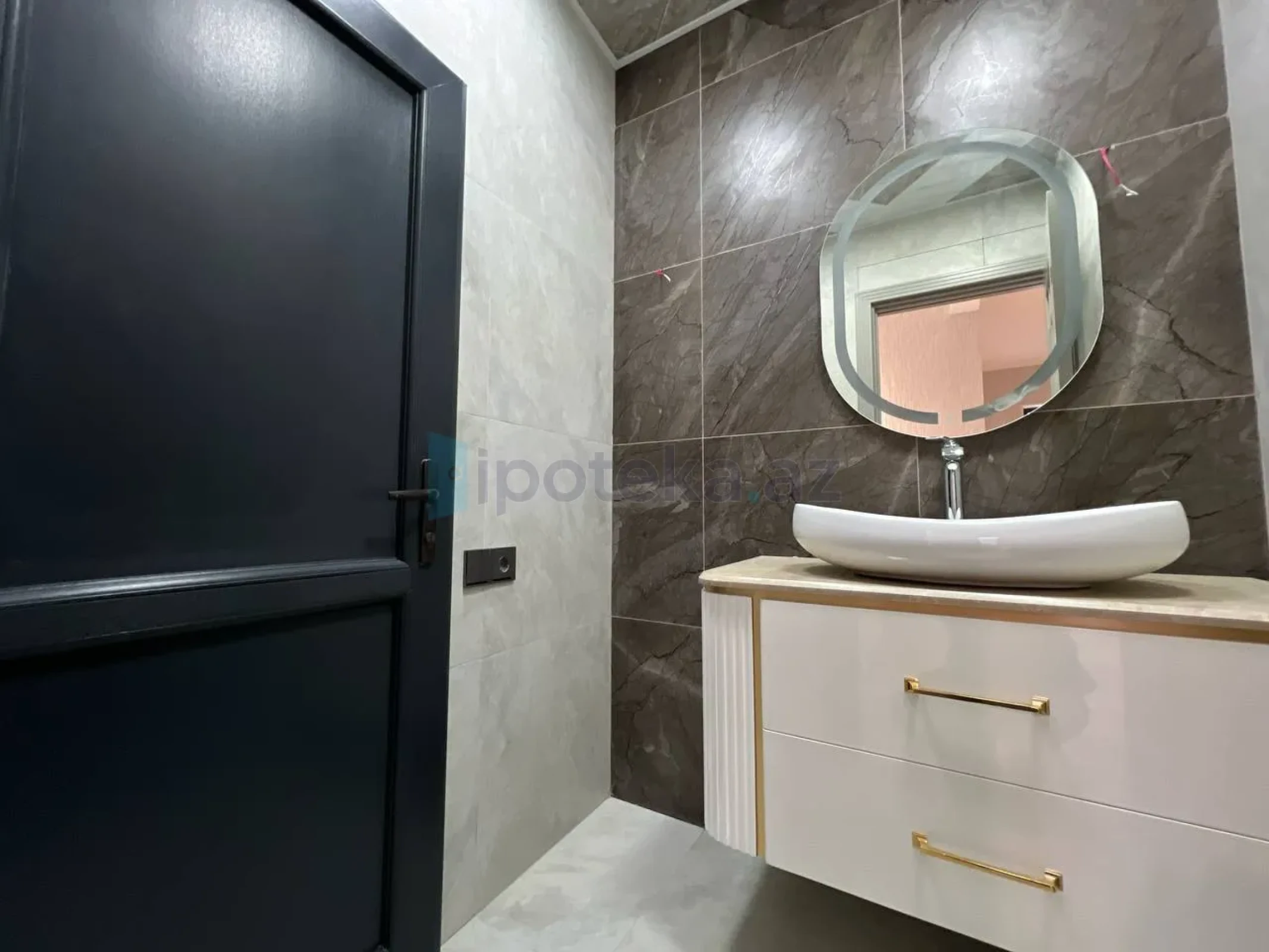 Satılır 5 otaqlı mənzil 180 m²
