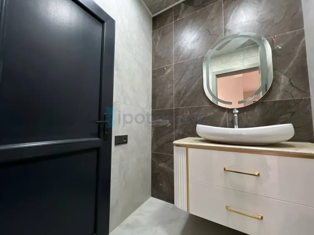 Satılır 5 otaqlı mənzil 180 m²