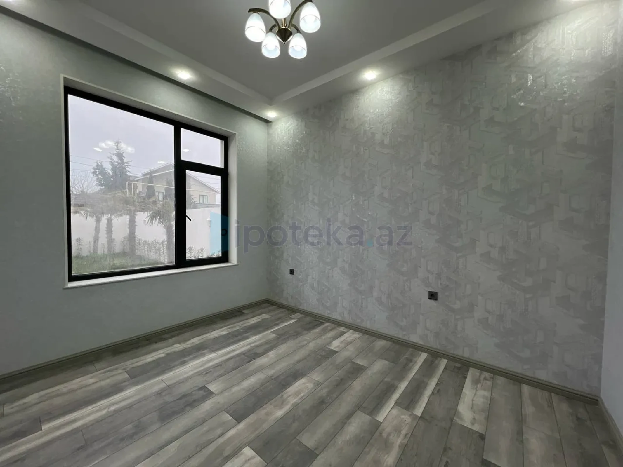 Satılır 5 otaqlı mənzil 180 m²