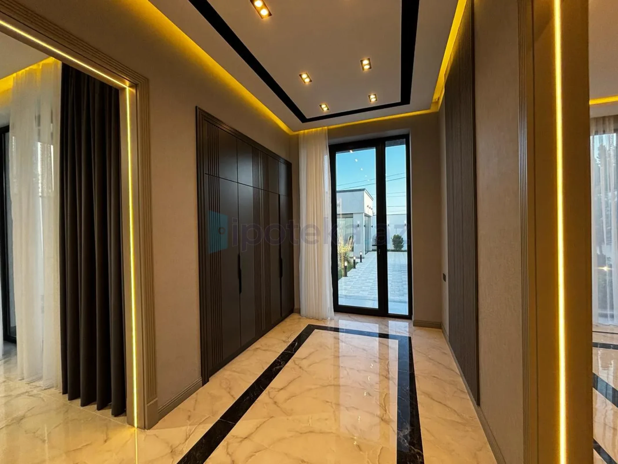 Satılır 5 otaqlı mənzil 210 m²