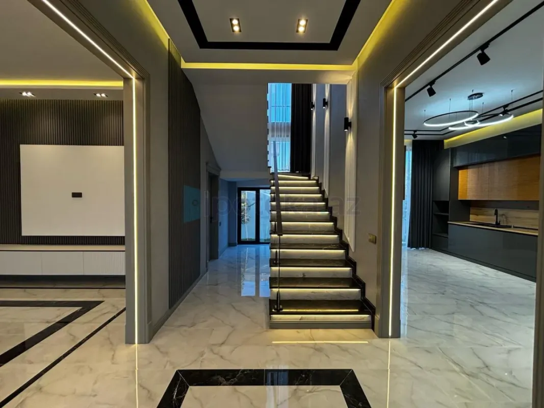 Satılır 5 otaqlı mənzil 210 m²