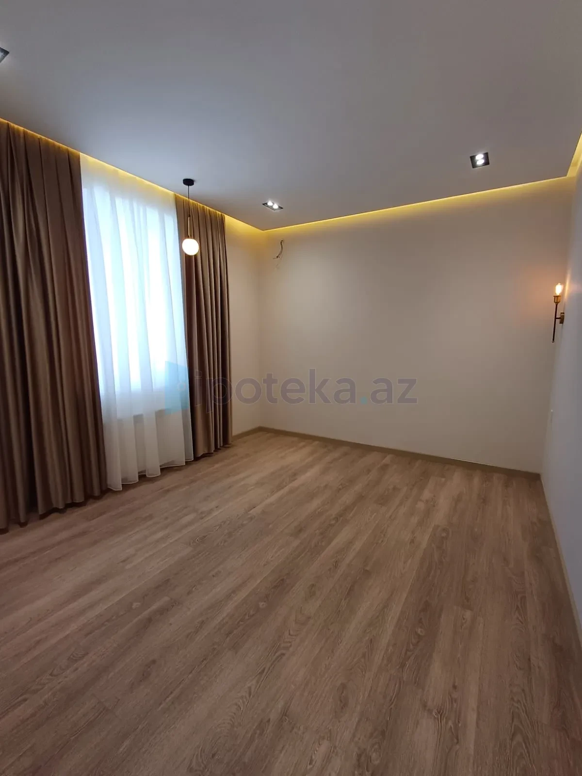 Satılır 6 otaqlı mənzil 330 m²