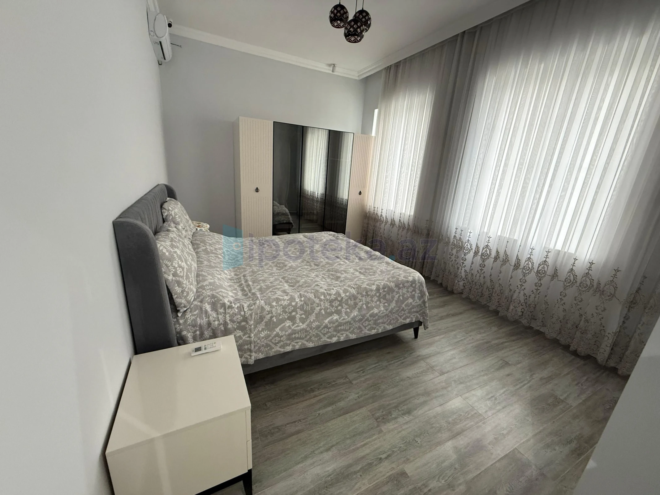 Satılır 5 otaqlı mənzil 142 m²