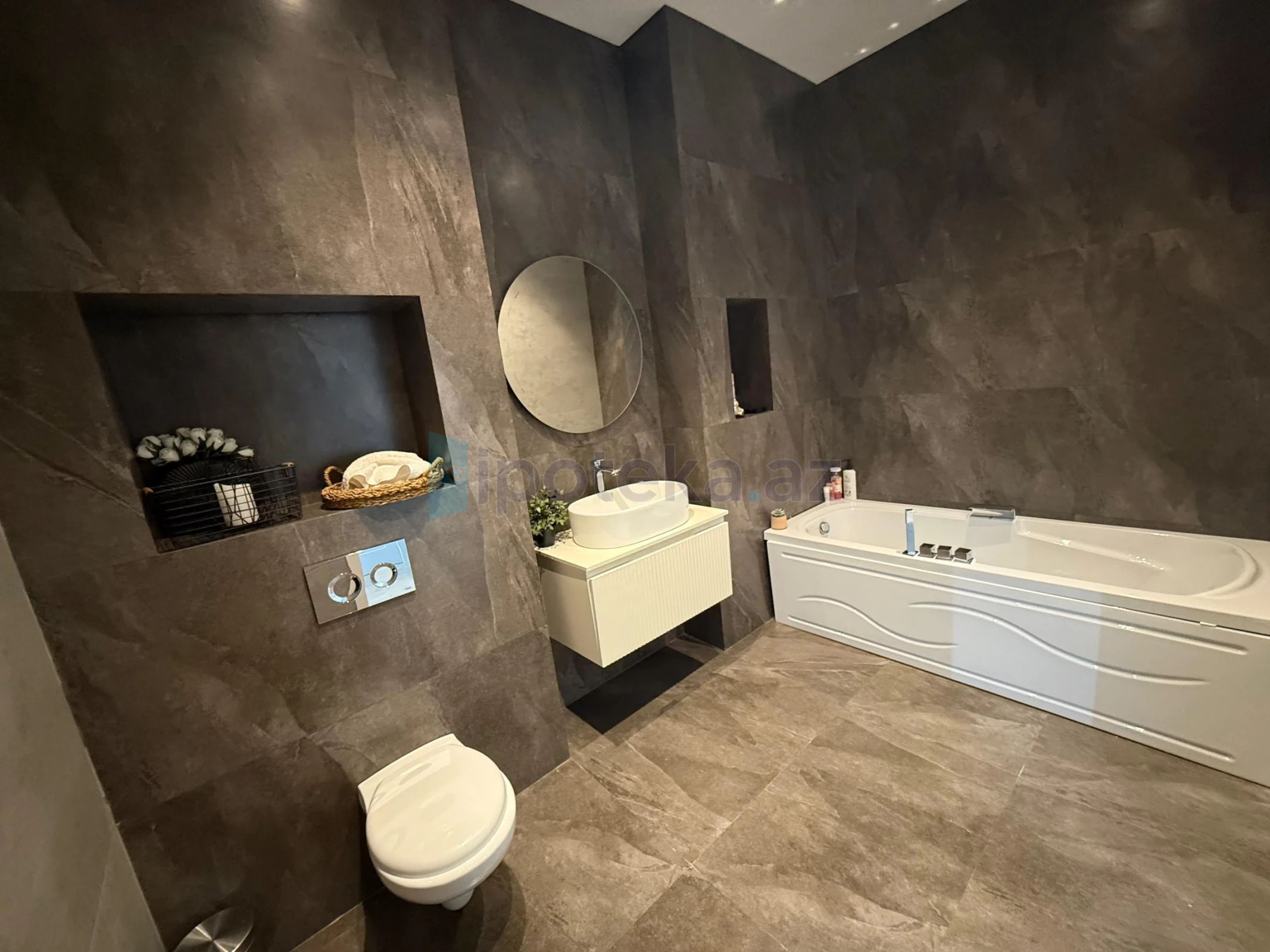 Satılır 5 otaqlı mənzil 142 m²