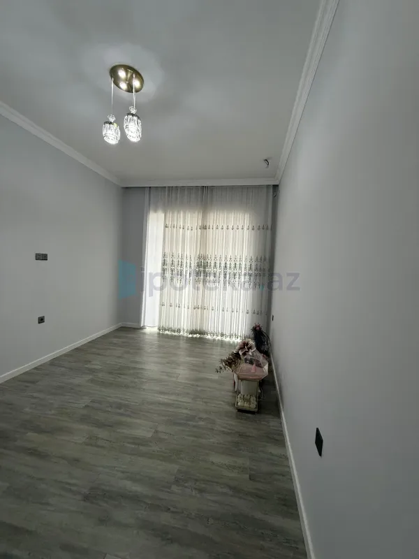 Satılır 5 otaqlı mənzil 142 m²