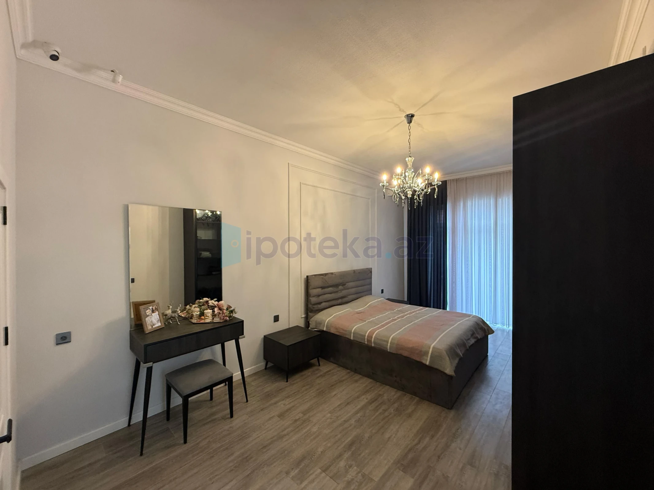 Satılır 5 otaqlı mənzil 142 m²