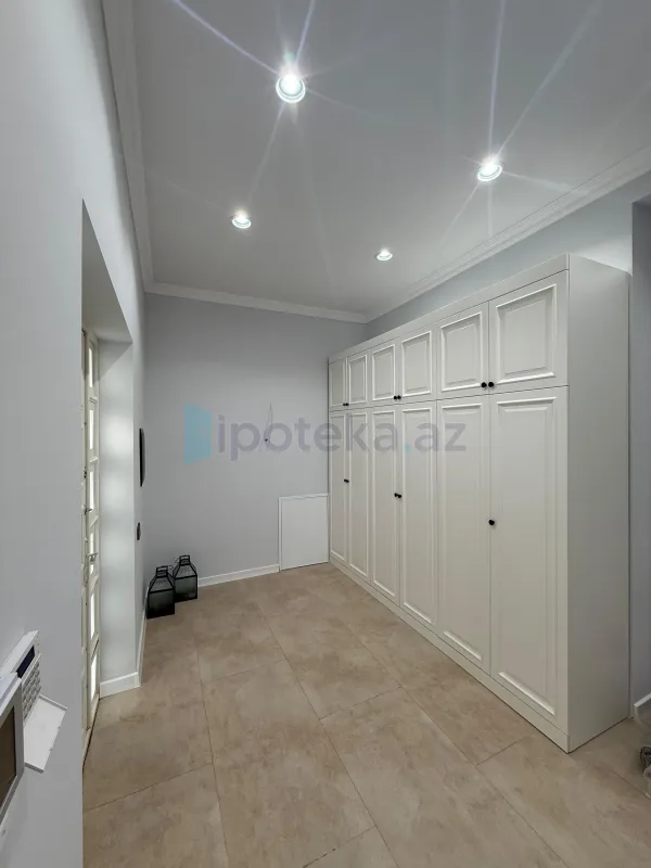 Satılır 5 otaqlı mənzil 142 m²
