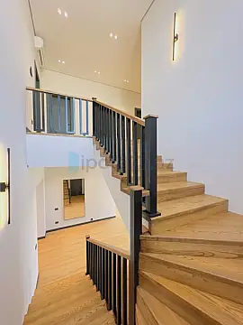 Satılır 5 otaqlı mənzil 300 m²