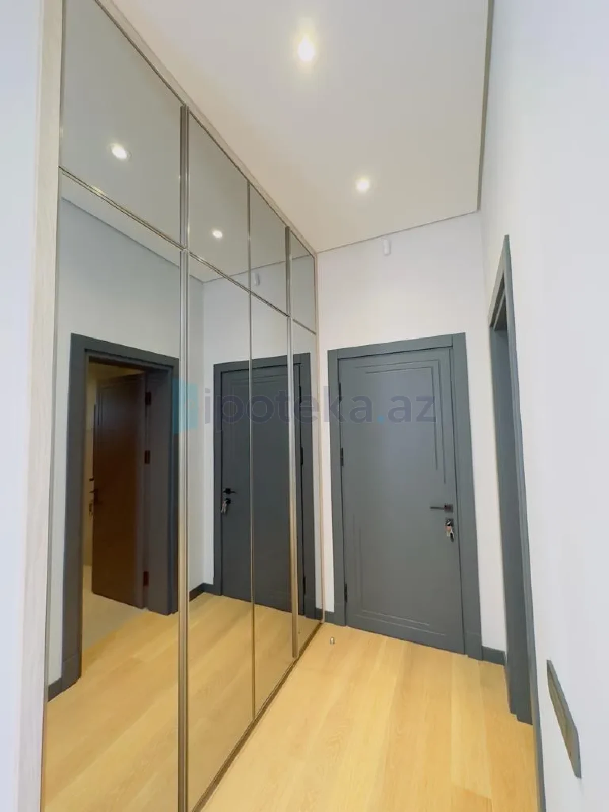 Satılır 5 otaqlı mənzil 300 m²