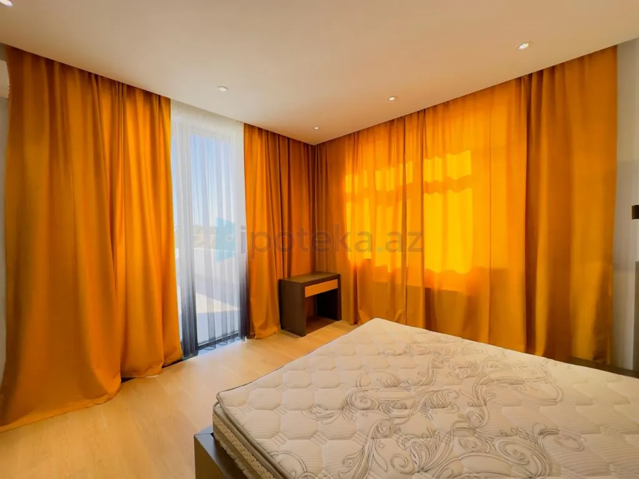 Satılır 5 otaqlı mənzil 300 m²