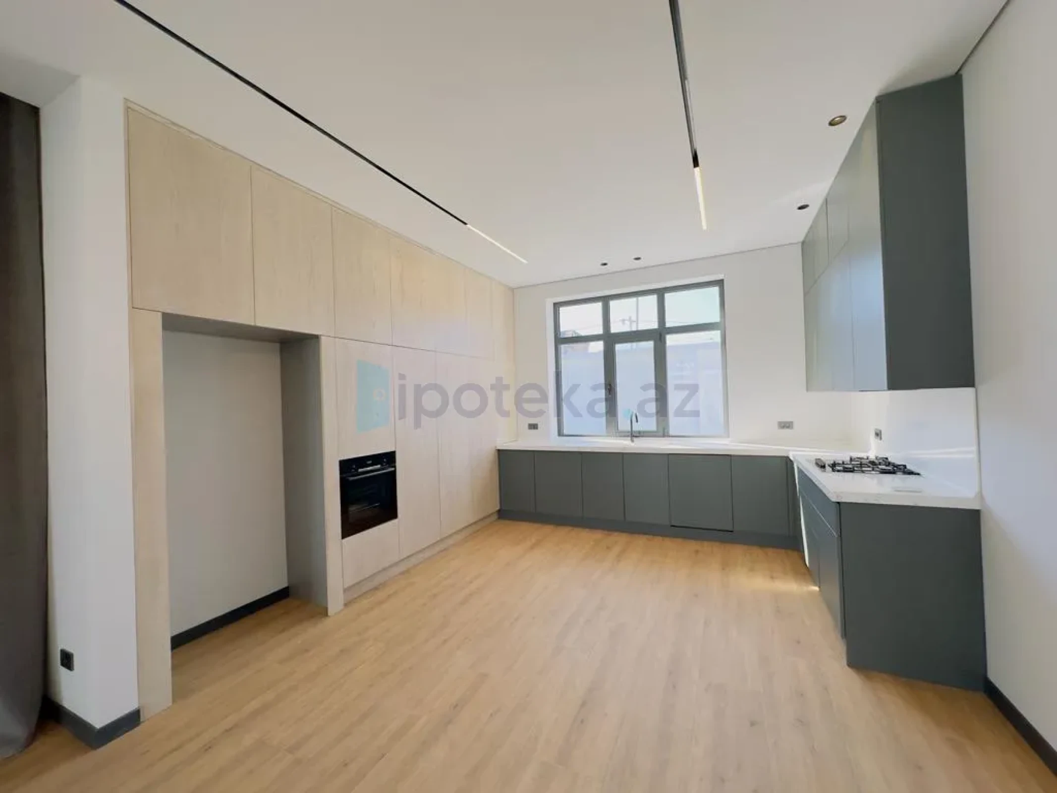 Satılır 5 otaqlı mənzil 300 m²