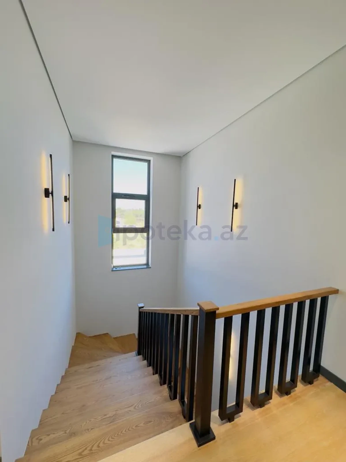 Satılır 5 otaqlı mənzil 300 m²