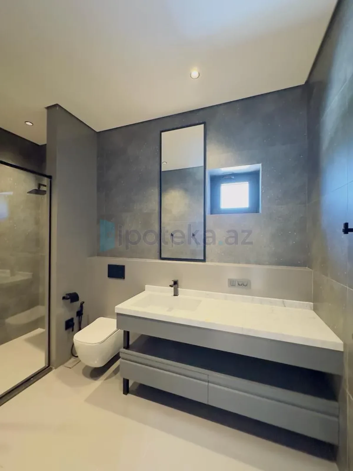 Satılır 5 otaqlı mənzil 300 m²