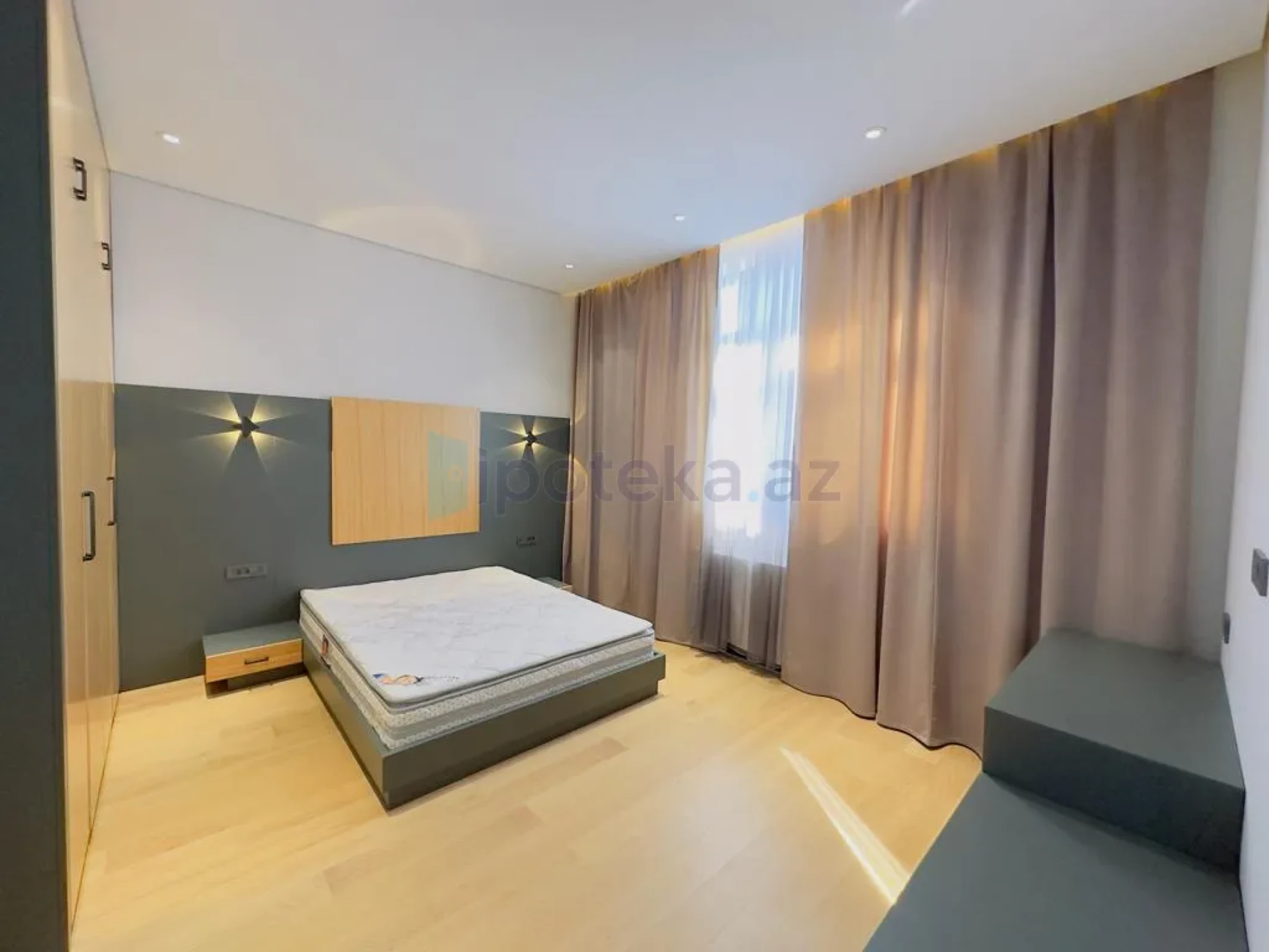 Satılır 5 otaqlı mənzil 300 m²