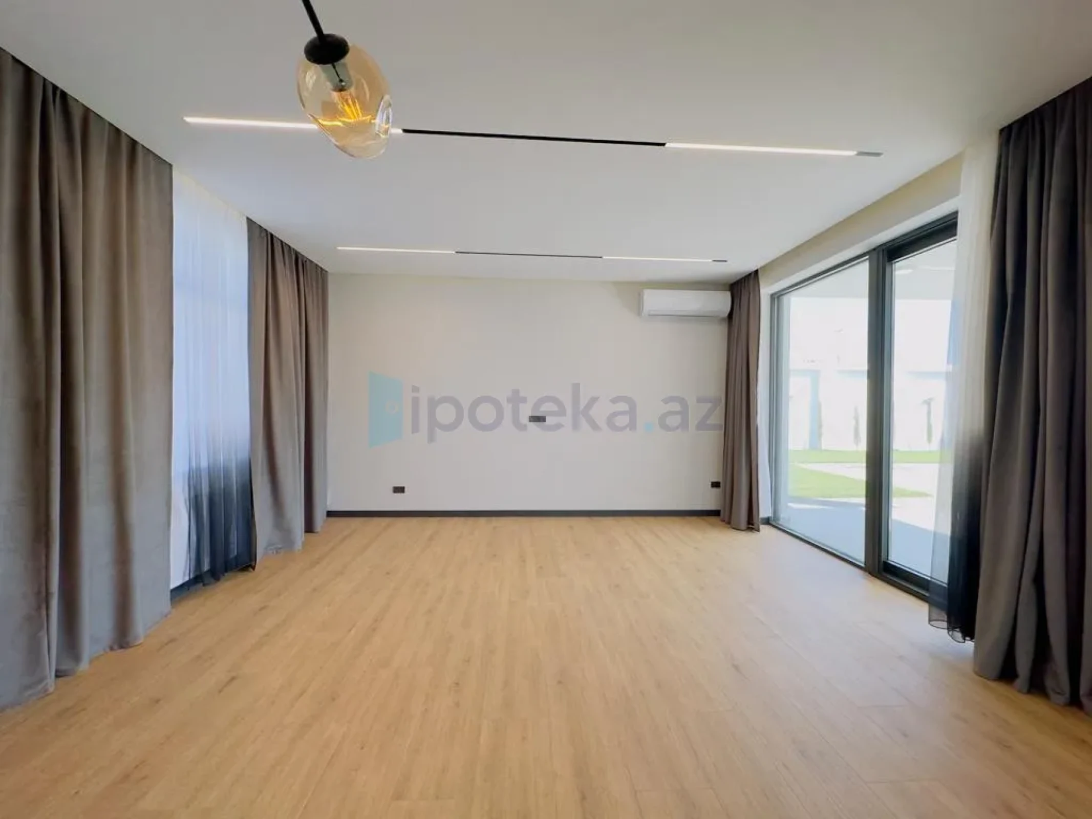 Satılır 5 otaqlı mənzil 300 m²