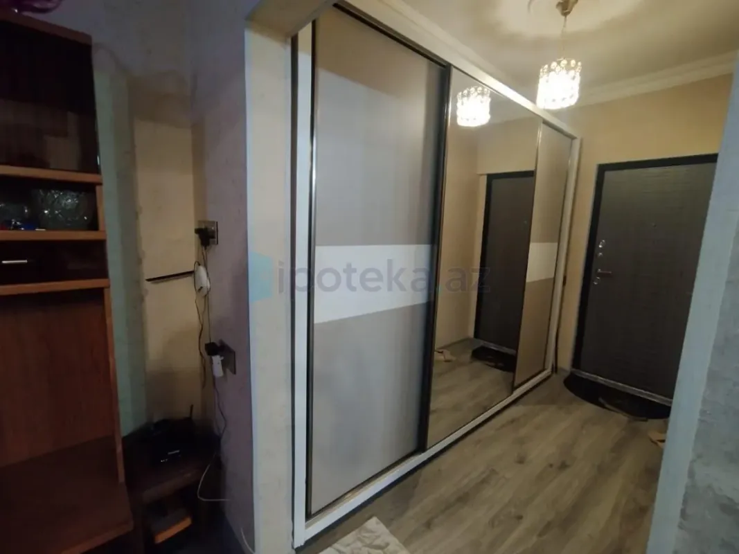 Satılır 4 otaqlı köhnə tikili 100 m²