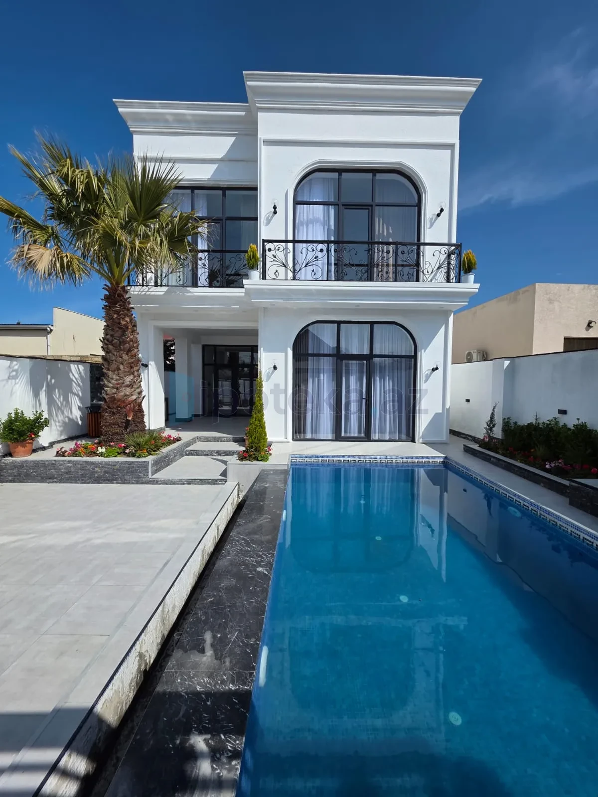 Satılır 4 otaqlı mənzil 155 m²