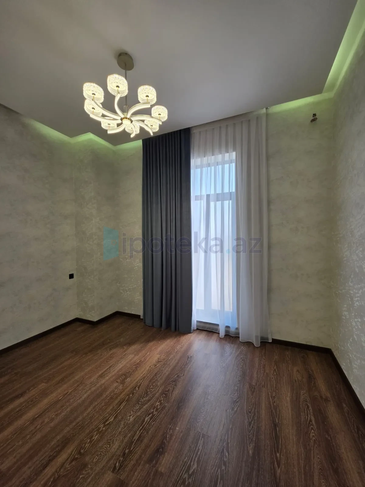 Satılır 4 otaqlı mənzil 155 m²