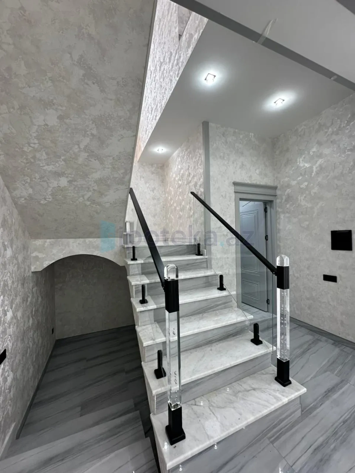 Satılır 4 otaqlı mənzil 200 m²