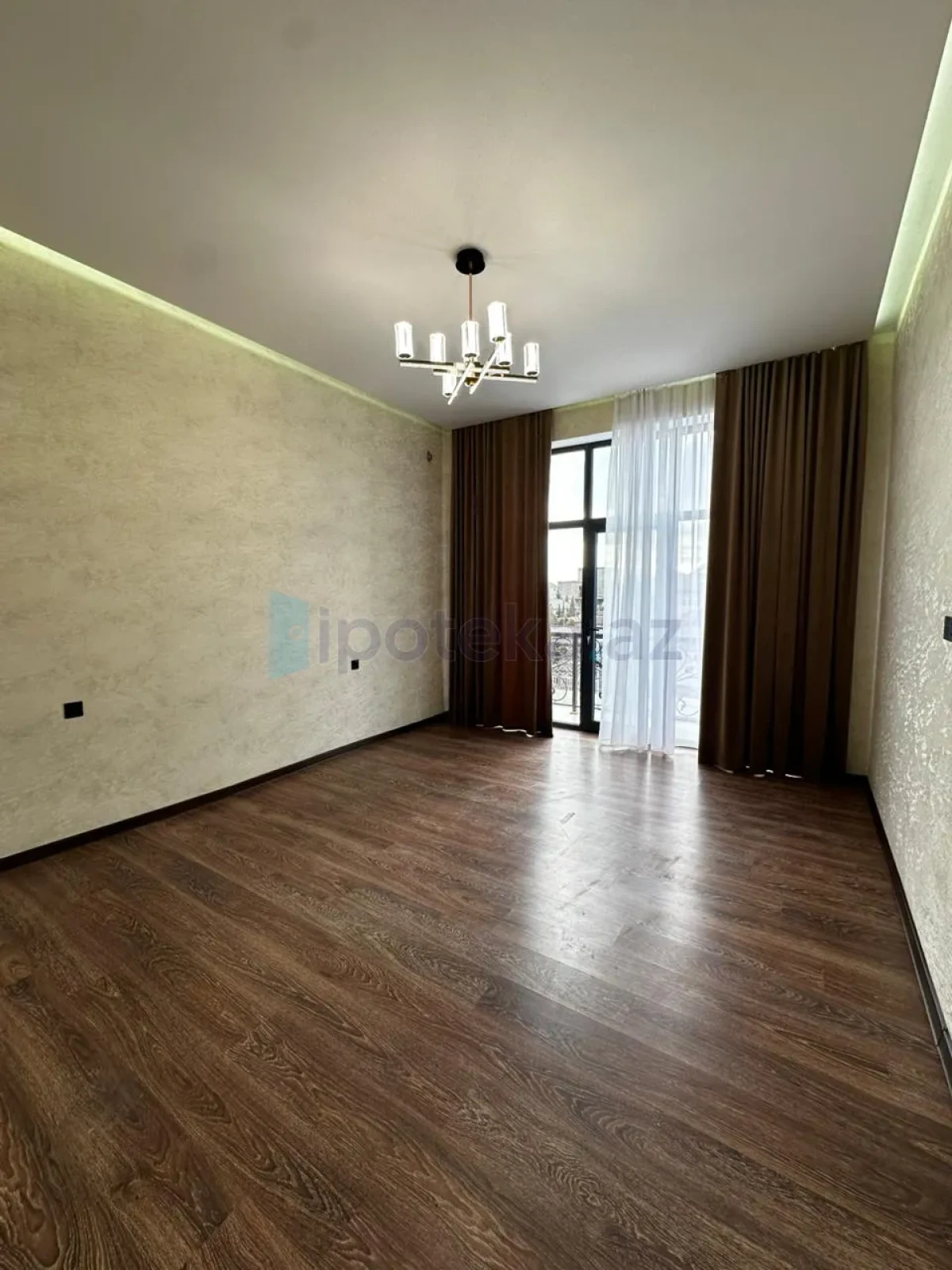 Satılır 4 otaqlı mənzil 200 m²