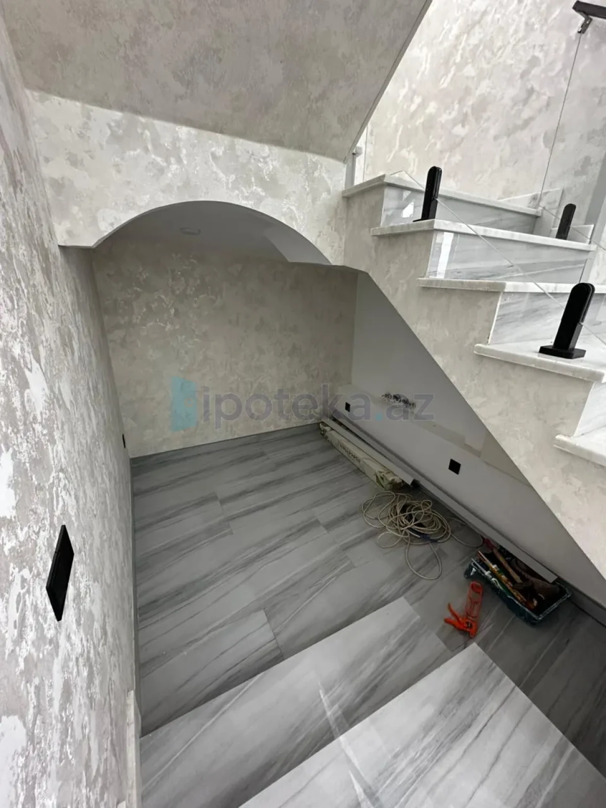 Satılır 4 otaqlı mənzil 200 m²