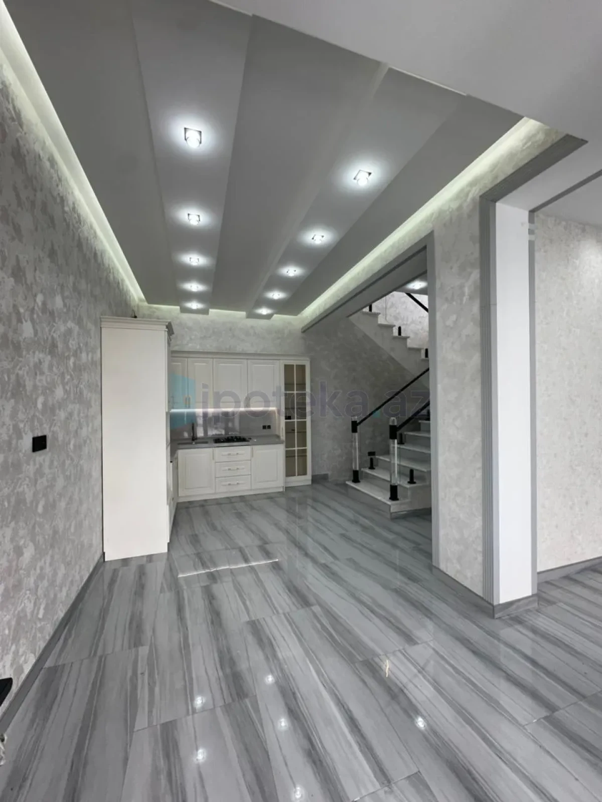 Satılır 4 otaqlı mənzil 200 m²