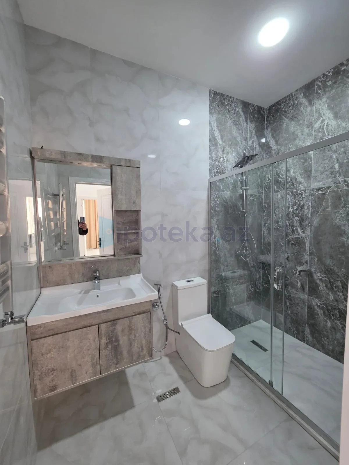 Satılır 4 otaqlı mənzil 140 m²