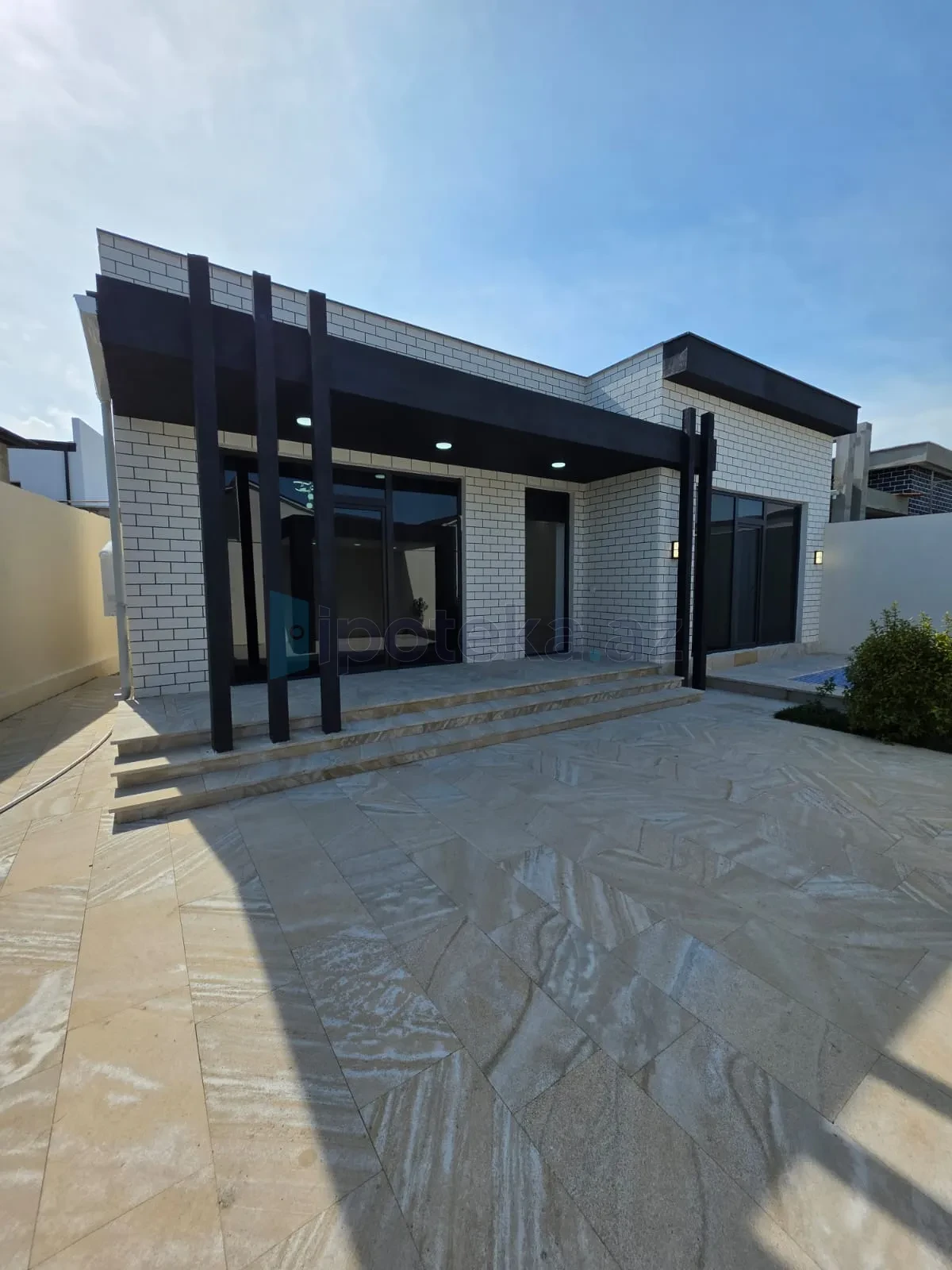 Satılır 4 otaqlı mənzil 140 m²