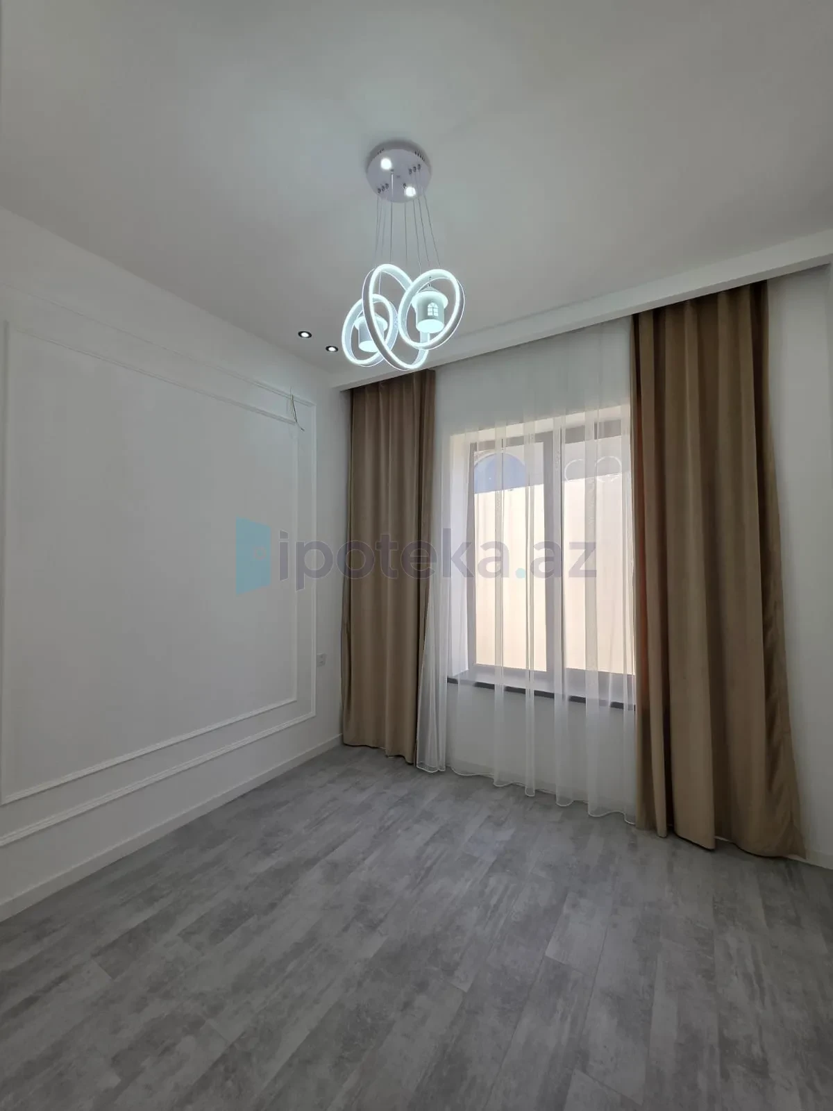 Satılır 4 otaqlı mənzil 140 m²