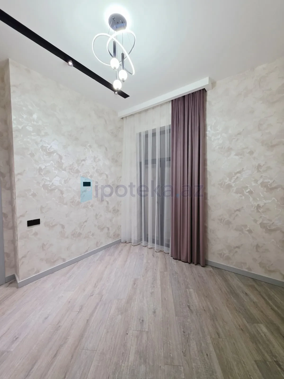 Satılır 4 otaqlı mənzil 180 m²